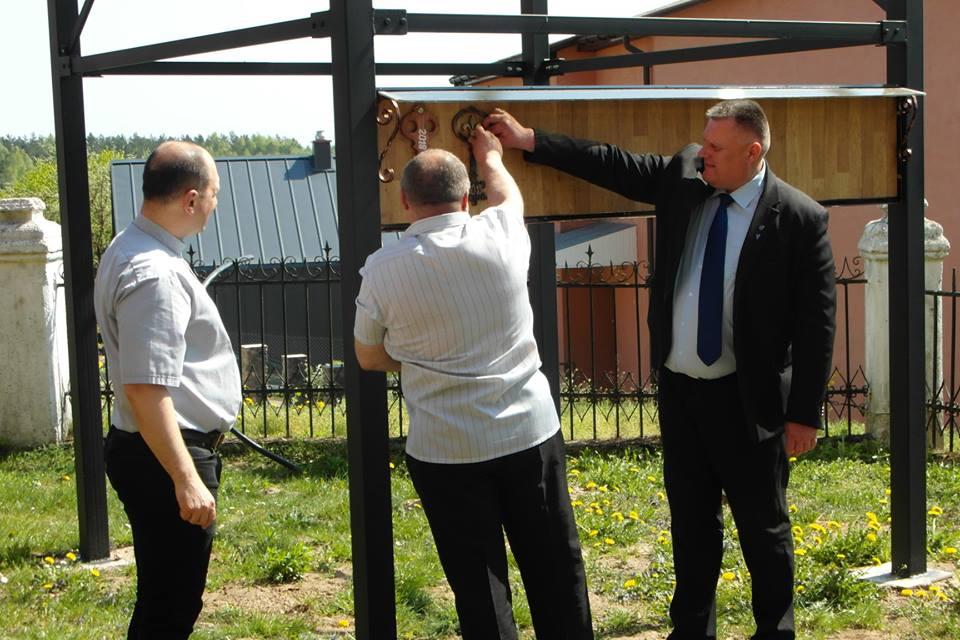 Šiais metais menišką su velykiniais simboliais išpuoštą metalinį raktą pagamino Padauguvos krašto (Vilkijos apyl. sen.) amatininkas Mindaugas Kačenauskas. Raktą kartu su klebonu Linu Šipavičiumi ir apylinkių seniūnu Arūnu Bačiūnu meistras pritvirtinto ant šventoriaus esančios apžvalgos aikštelės laiptų, kuriuos prieš metus pats ir įrengė.