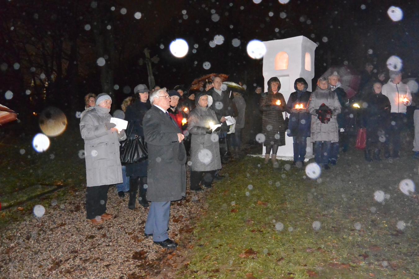 Senose kapinėse prie XIX amžiaus koplystulpio