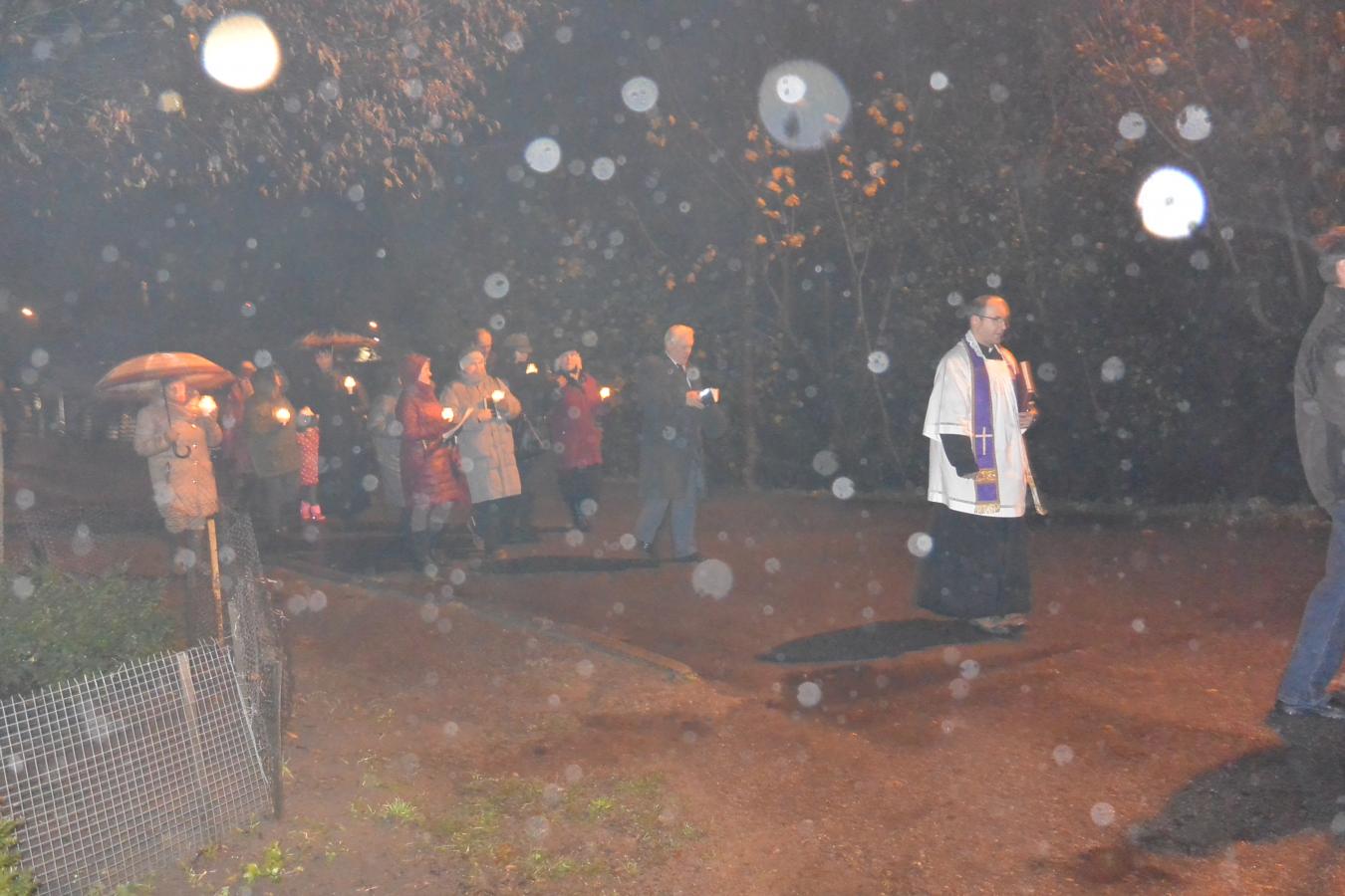  Po šv. mišių visi tikintieji su žvakelėmis rankose ėjo pagerbti mirusiuosius procesijoje į Vilkijos senąsias kapines.. 