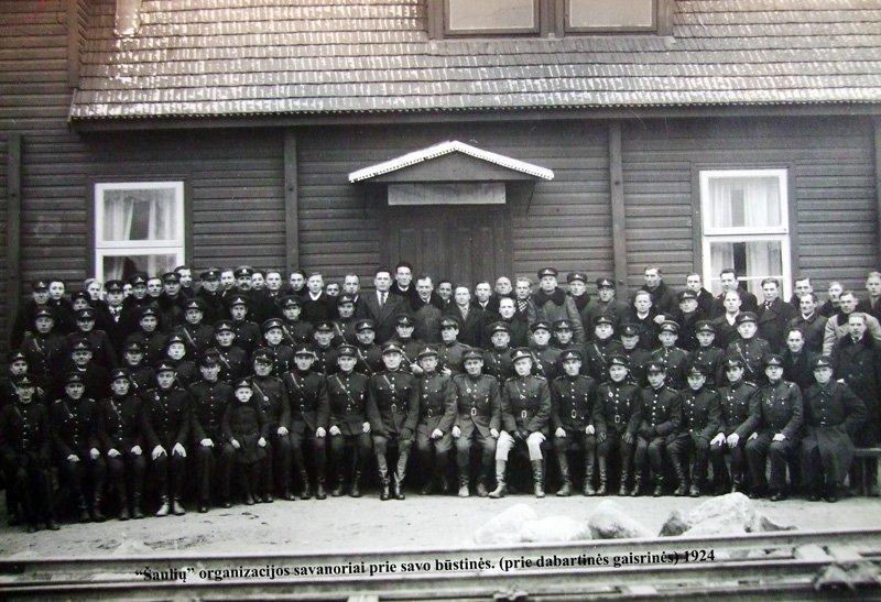 "Šaulių" savanoriai prie savo būstinės 1924 m.