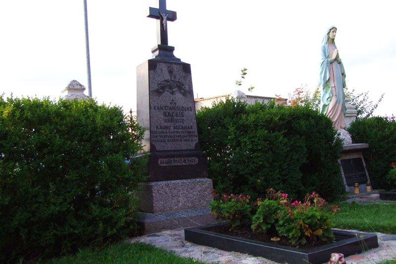 Kun. Stanislovo palaidotas bažnyčios šventoriuje
